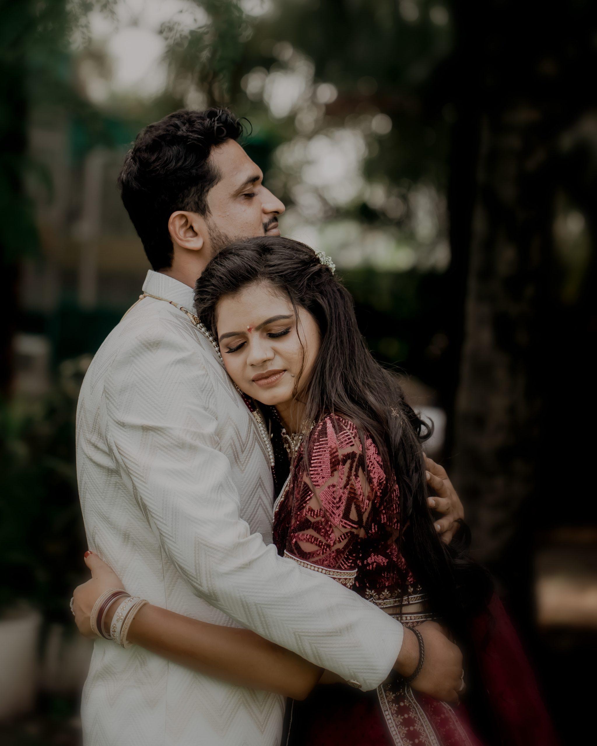 Top 13 Trending Pre-Wedding Shoot Poses Ideas For couples