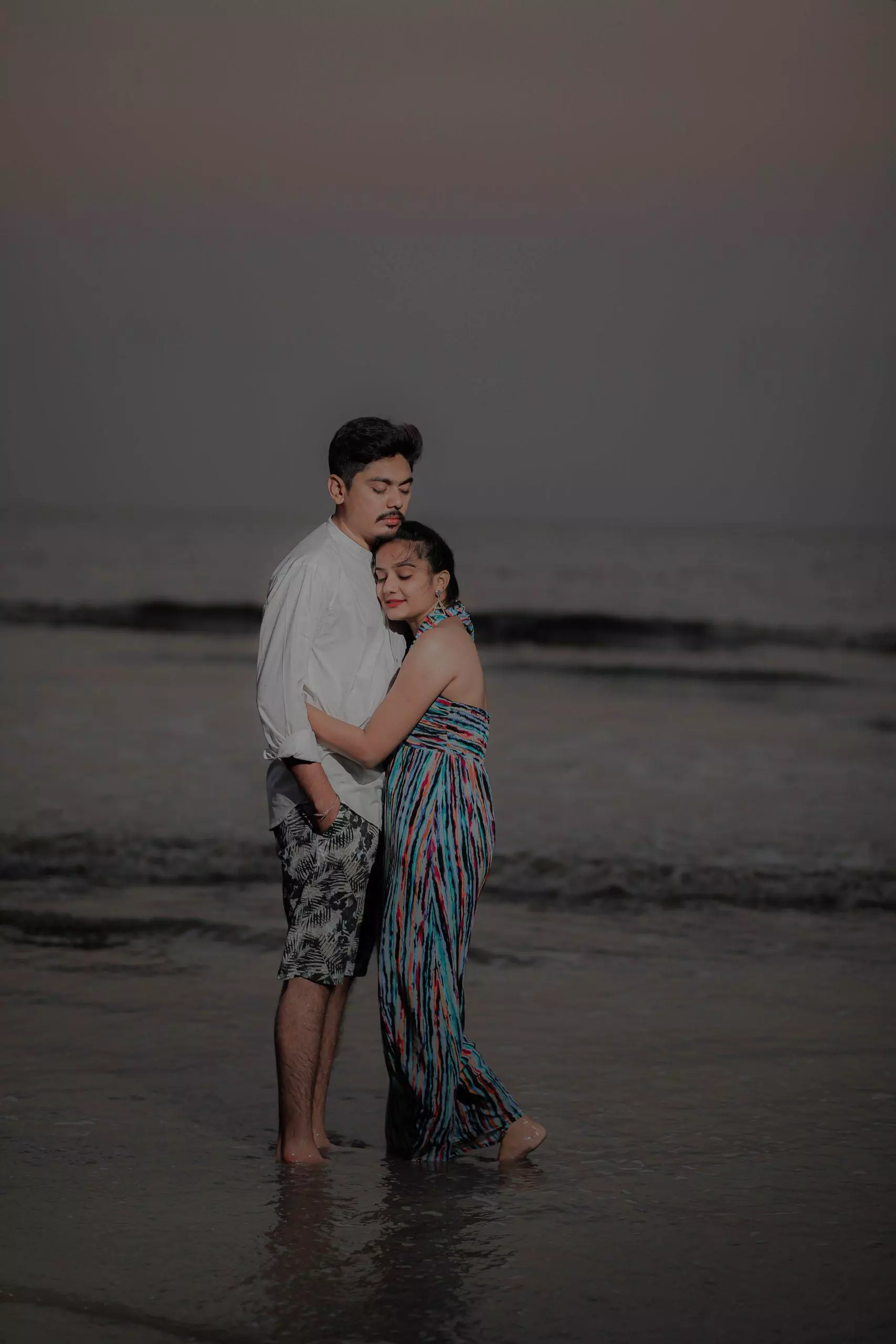 Couple posing on the beach - PixaHive