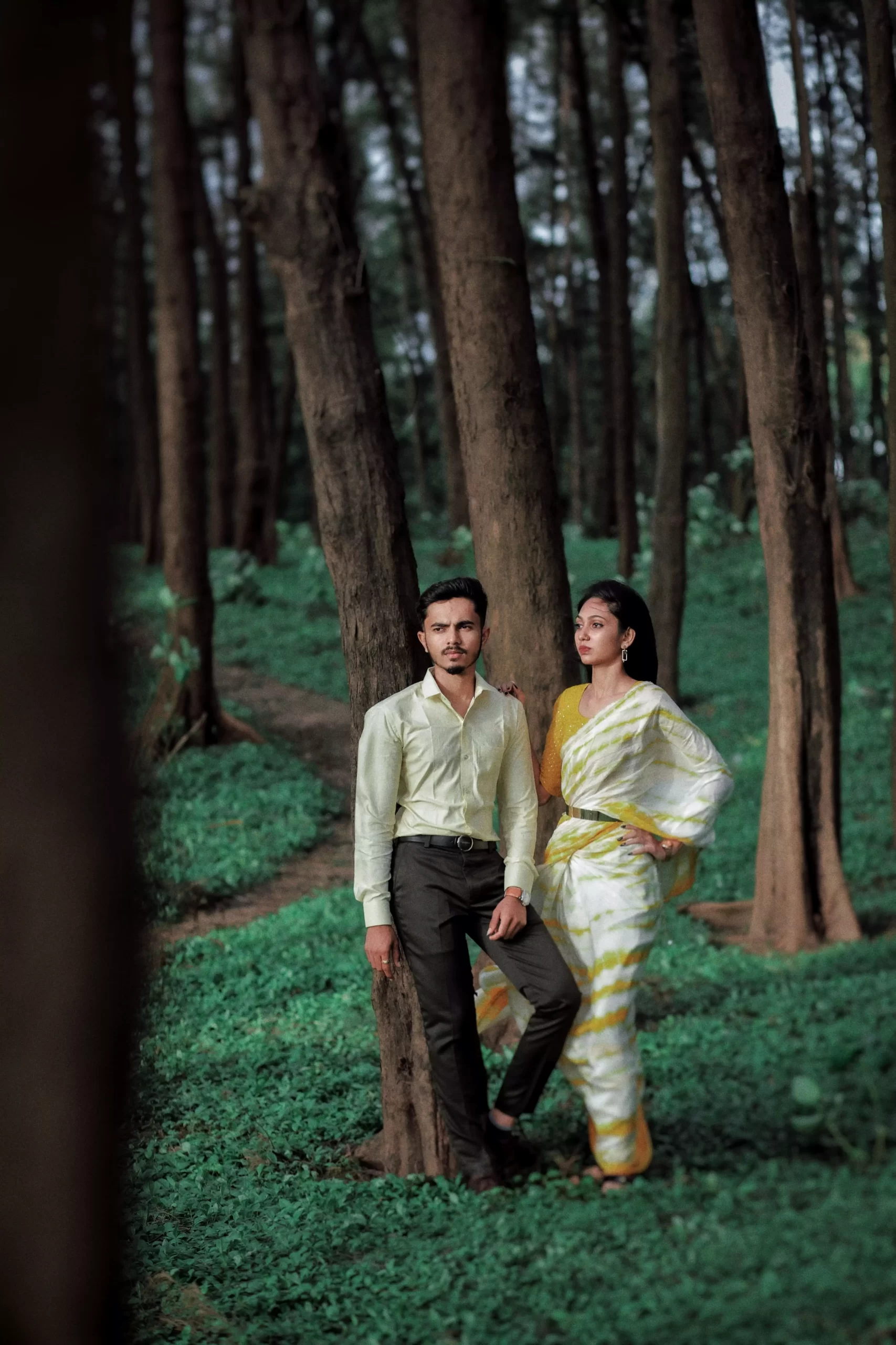 Photo of A couple poses for an outdoor pre wedding shoot-sonthuy.vn