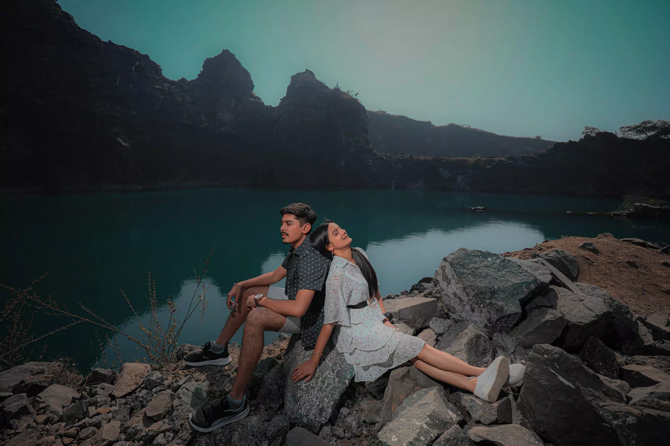 How should couples pose in pre wedding shoots and weddings 